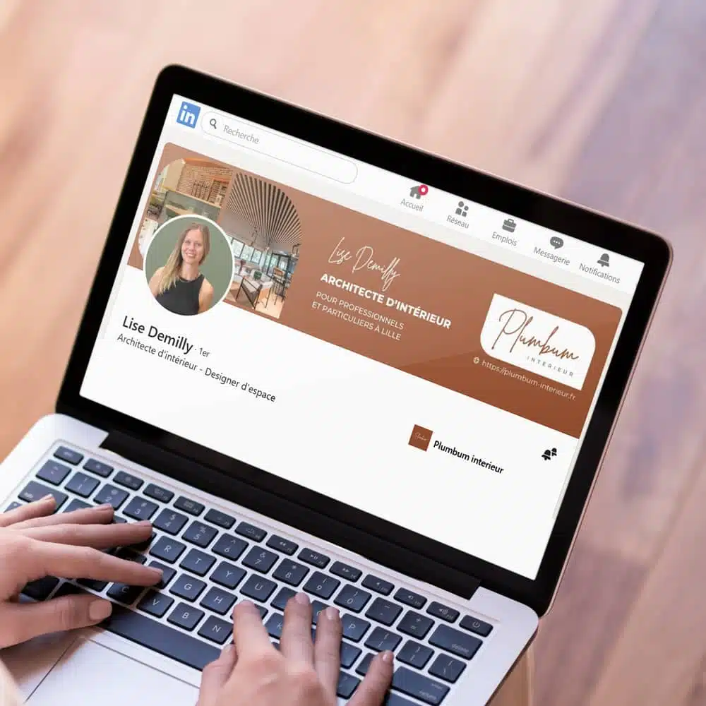 Bannière LinkedIn de Lise Demilly, architecte d'intérieur à Lille, fond terracotta avec logo Plumbum Intérieur et visuels de réalisations