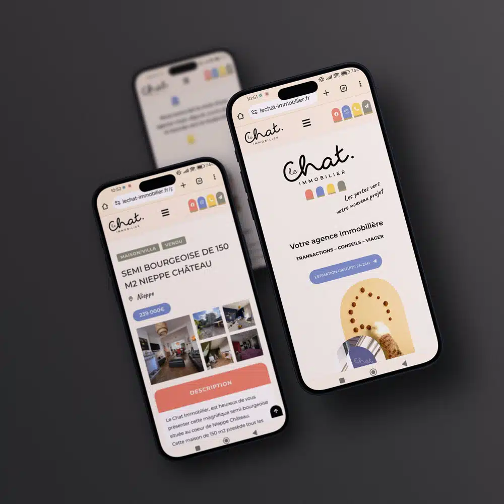 Mockup du site vitrine Le Chat Immobilier sur smartphone, page d'accueil et fiche d'une annonce de maison à Nieppe
